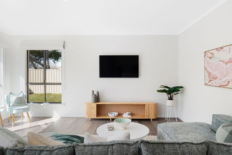 Crimson Ridge - Wines, Vines And Dine - Accommodation Cairns 0