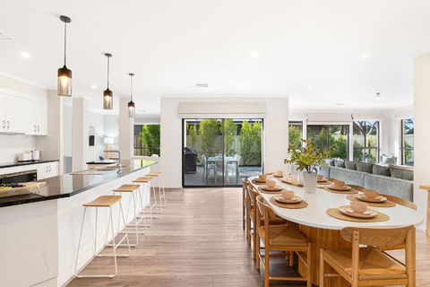 Crimson Ridge - Wines, Vines And Dine - Accommodation Cairns 3