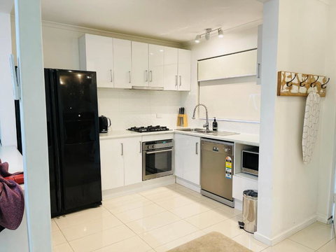 D101 Charming Apartment- Free Parking - Accommodation Cairns 1