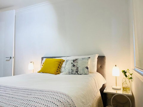 D101 Charming Apartment- Free Parking - Accommodation Cairns 2