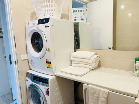 D101 Charming Apartment- Free Parking - Accommodation Cairns 3