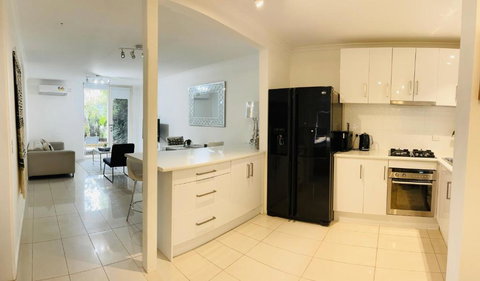 D101 Charming Apartment- Free Parking - Accommodation Cairns 4