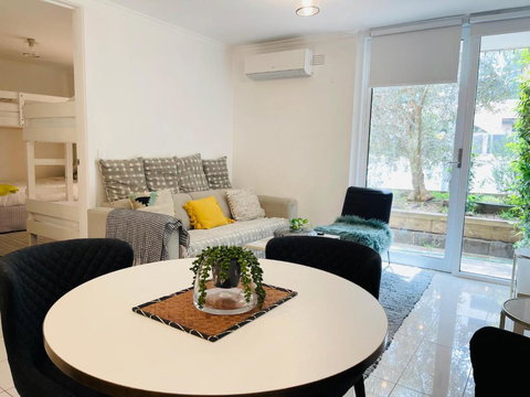 D101 Charming Apartment- Free Parking - Accommodation Cairns 0