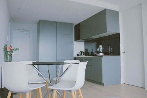 2Bed 2Bath Minimalist Apartment In CBD - Accommodation Cairns 0