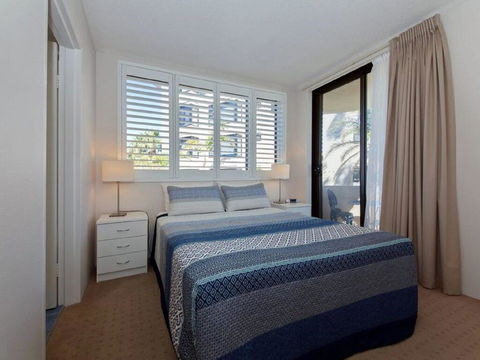 3 'COLUMBIA', 12 COLUMBIA CLOSE - LARGE UNIT WITH FANTASTIC WATER VIEWS - Accommodation Cairns 2