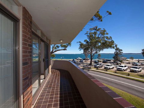 3 'COLUMBIA', 12 COLUMBIA CLOSE - LARGE UNIT WITH FANTASTIC WATER VIEWS - Accommodation Cairns 1