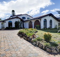 31 Rest Point Absolute Waterfront with Jetty - Accommodation Cairns