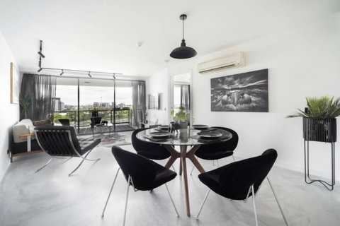 3br Stylish Apt CBD River & City Views Spa,Sauna,Pool,Netflix - Accommodation Cairns 2