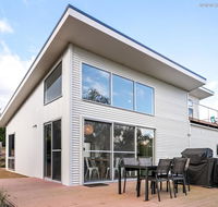 4 king or 8 single beds WiFi Netflix pet friendly - Accommodation Cairns