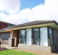 5Bed 2Bath Family House in Werribee - Accommodation Cairns
