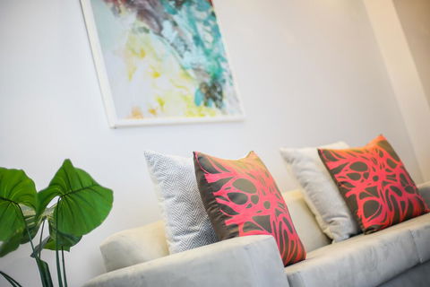 A Comfy & Central 2BR Apt Near Flinders Station - Accommodation Cairns 3