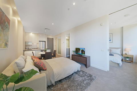 A Comfy & Central 2BR Apt Near Flinders Station - Accommodation Cairns 2