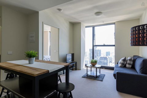 A Cozy CBD Suite With Spectacular City Views - Accommodation Cairns 0