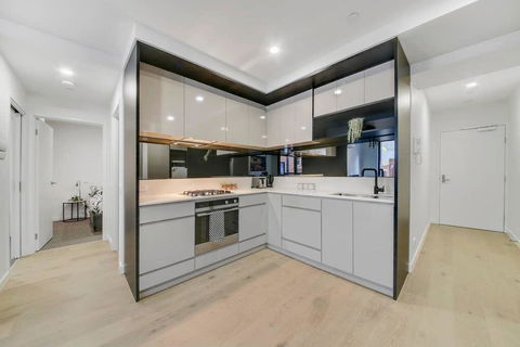 A Modern 2BR Apt, 5-min Walk To Melbourne Central - Accommodation Cairns 2