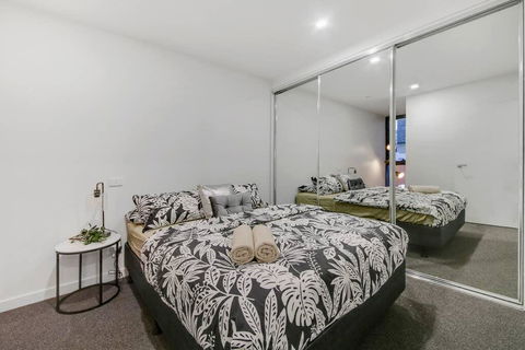 A Modern 2BR Apt, 5-min Walk To Melbourne Central - Accommodation Cairns 1