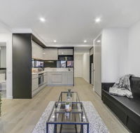 A Modern 2BR Apt 5-min Walk to Melbourne Central - Accommodation Cairns