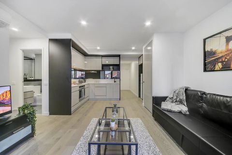 A Modern 2BR Apt, 5-min Walk To Melbourne Central - Accommodation Cairns 0