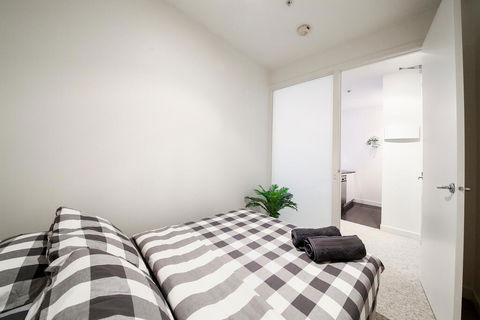 A Spacious & Central 2BR Apt Near Flinders Station - Accommodation Cairns 3