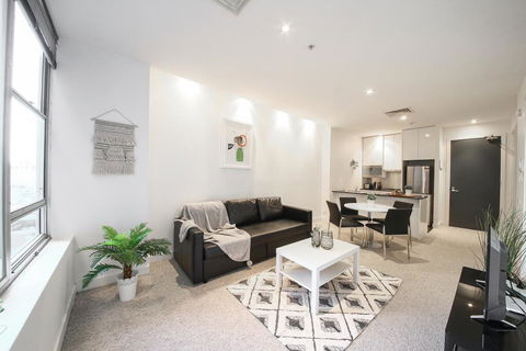 A Spacious & Central 2BR Apt Near Flinders Station - Accommodation Cairns 0