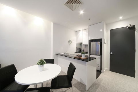A Spacious & Central 2BR Apt Near Flinders Station - Accommodation Cairns 2