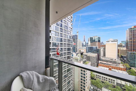 A Spacious & Modern Home Next To Southern Cross - Accommodation Cairns 3