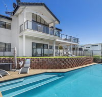 Above and Beyond - Beautiful Home with Pool - Accommodation Cairns
