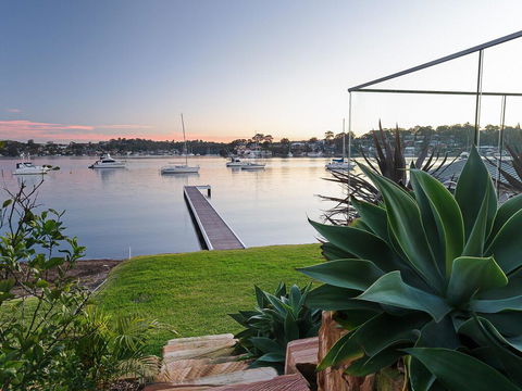 Absolute Waterfront Lakehouse Fishing Point Waterfront Pool Jetty - Accommodation Cairns 2