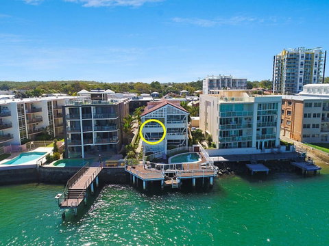 Absolute Waterfront On The Pumicestone Passage - Accommodation Cairns 0