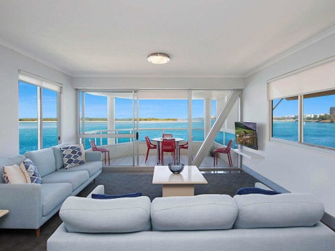 Absolute Waterfront On The Pumicestone Passage - Accommodation Cairns 3
