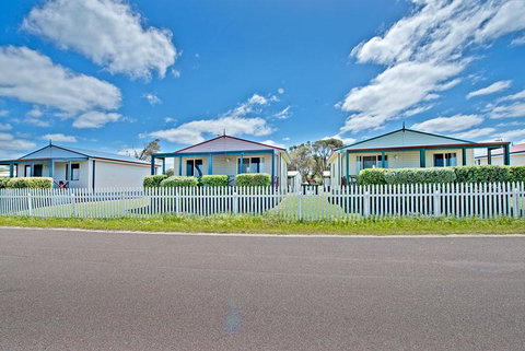 Acclaim Rose Gardens Beachside Holiday Park - Accommodation Cairns 1