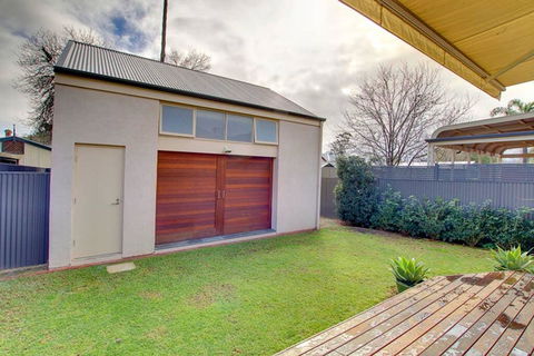 Adelaide Close CBD Large Private Studio Apartment In St Peters - Accommodation Cairns 3