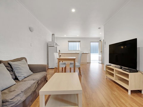 Adelaide Holiday Homes - Accommodation Cairns 2