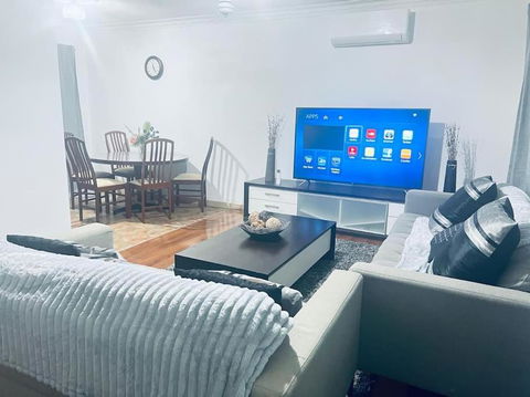 Elegant And Spacious Home + Gym - Accommodation Cairns 0