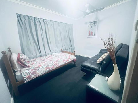 Elegant And Spacious Home + Gym - Accommodation Cairns 4