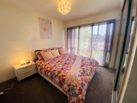 ENTIRE HOME IN WERRIBEE,BEST POSSIBLE LOCATION YOU CAN FIND - Accommodation Cairns 4