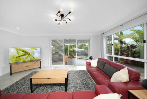 Family Escape Serene Oasis With Pool And AC - Accommodation Cairns 1