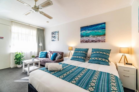 Glenelg Central Studio Aqua - Accommodation Cairns 0