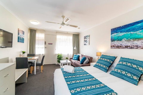 Glenelg Central Studio Aqua - Accommodation Cairns 1