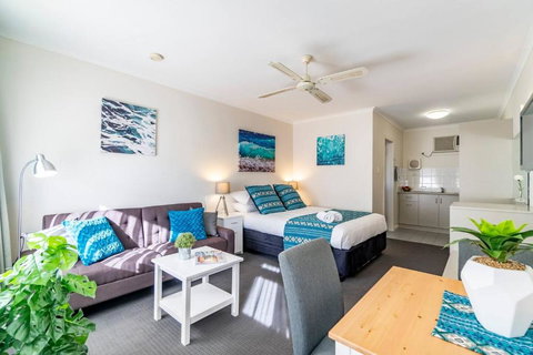 Glenelg Central Studio Aqua - Accommodation Cairns 2