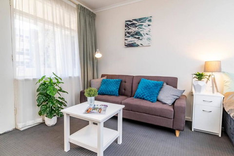 Glenelg Central Studio Aqua - Accommodation Cairns 3