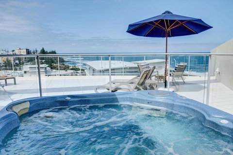 Hamptons Style Penthouse At Kings Beach - Accommodation Cairns 1