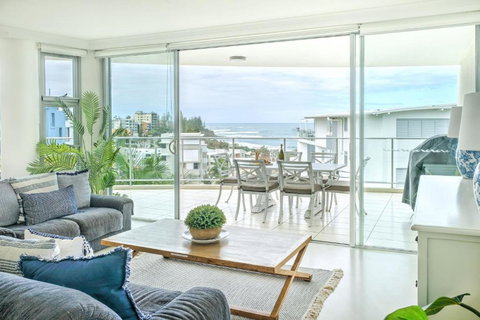 Hamptons Style Penthouse At Kings Beach - Accommodation Cairns 2