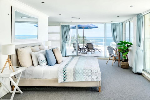 Hamptons Style Penthouse At Kings Beach - Accommodation Cairns 3