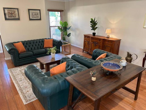 Grand Retreat In Peaceful Street - Accommodation Cairns 0