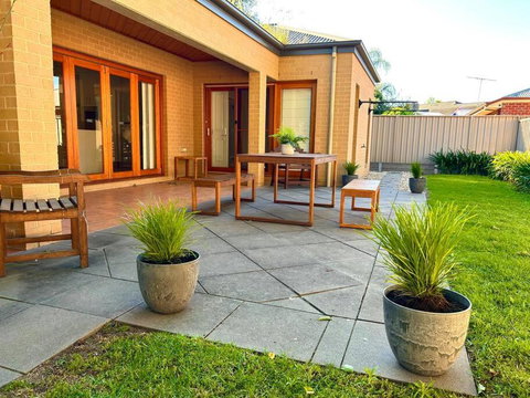 Grand Retreat In Peaceful Street - Accommodation Cairns 1