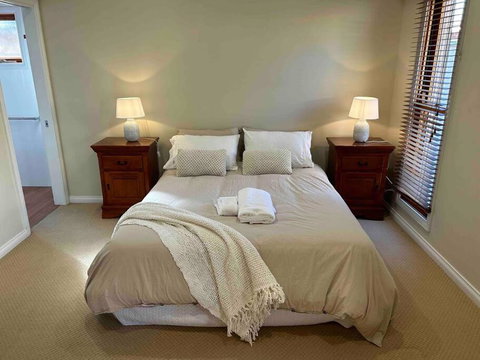 Grand Retreat In Peaceful Street - Accommodation Cairns 2