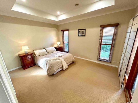 Grand Retreat In Peaceful Street - Accommodation Cairns 3