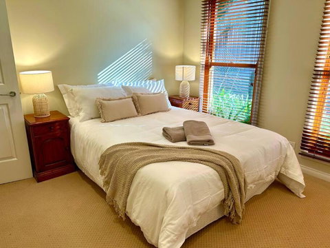 Grand Retreat In Peaceful Street - Accommodation Cairns 4