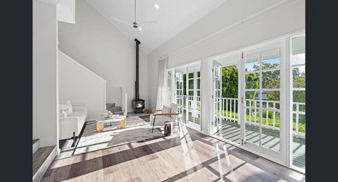 Hamptons Beach House - Accommodation Cairns 0