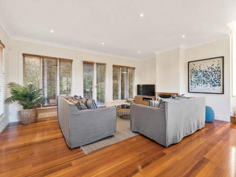 Hamptons By The Bay - Accommodation Cairns 3